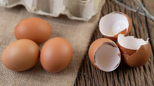 Jak oloupat vajíčka za 5 vteřin? Konec trápení s loupáním, vyzkoušejte tyto 3 triky