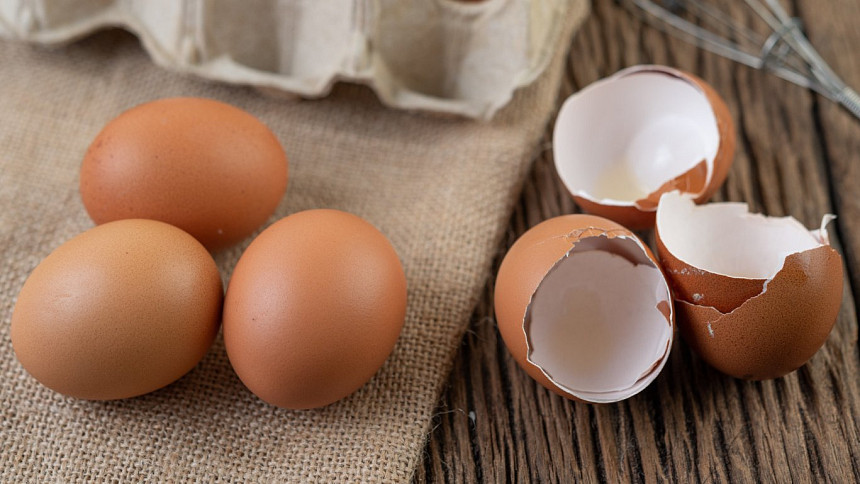 Jak oloupat vajíčka za 5 vteřin? Konec trápení s loupáním, vyzkoušejte tyto 3 triky