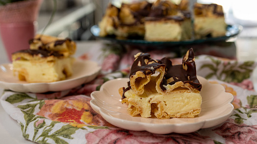 Moučník na neděli: Mraky z odpalovaného těsta s lehkým máslovým krémem podle videa