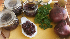 Jak karamelizovat cibuli? Podle videonávodu uděláte z obyčejné cibule delikatesu