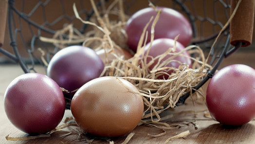 Jak barvit vejce šťávou z červené řepy? Jednoduchý postup pro dokonalý výsledek