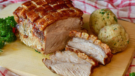 Znáte tajemství dokonalé kůrčičky u nedělní pečínky? Máme pro vás 5 tipů, jak jí docílit