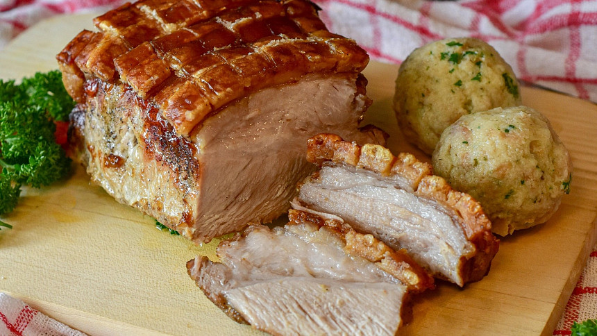 Znáte tajemství dokonalé kůrčičky u nedělní pečínky? Máme pro vás 5 tipů, jak jí docílit