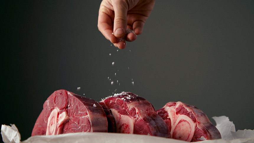 Kdy solit maso? Vždy záleží na typu jeho tepelné úpravy. Poradíme, jak na to