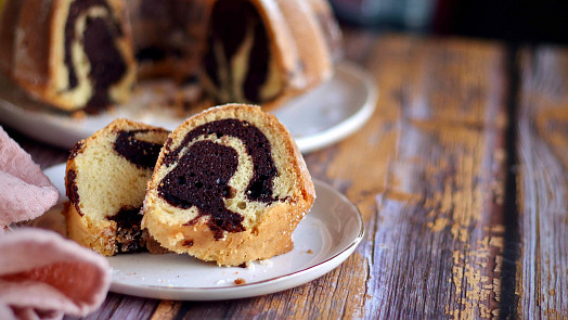 Mramorová bábovka se zakysanou smetanou: Připravte lákavý a chutný domácí moučník