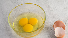 Jak na malé množství šlehaného vejce k potření moučníku? Musíme kousek oddělit