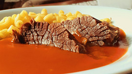 3 typy nejlepších omáček k hovězímu masu: Od české klasiky po steakové speciality