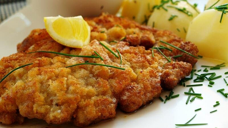 Jak se připravuje vídeňský řízek? Originální recept vyžaduje jen jeden typ masa