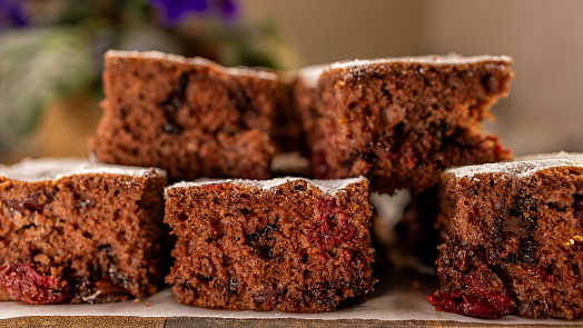 Moučník na neděli: Univerzální, jednoduché a rychlé těsto na koláč i řezy podle videa