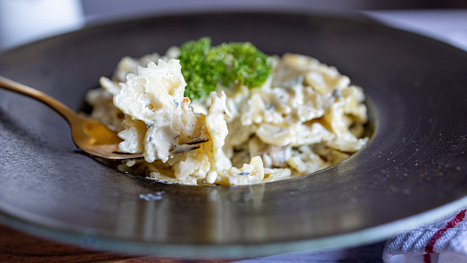 Sýrová omáčka: Poradíme, jak připravit chuťově výraznou omáčku a k čemu ji podávat