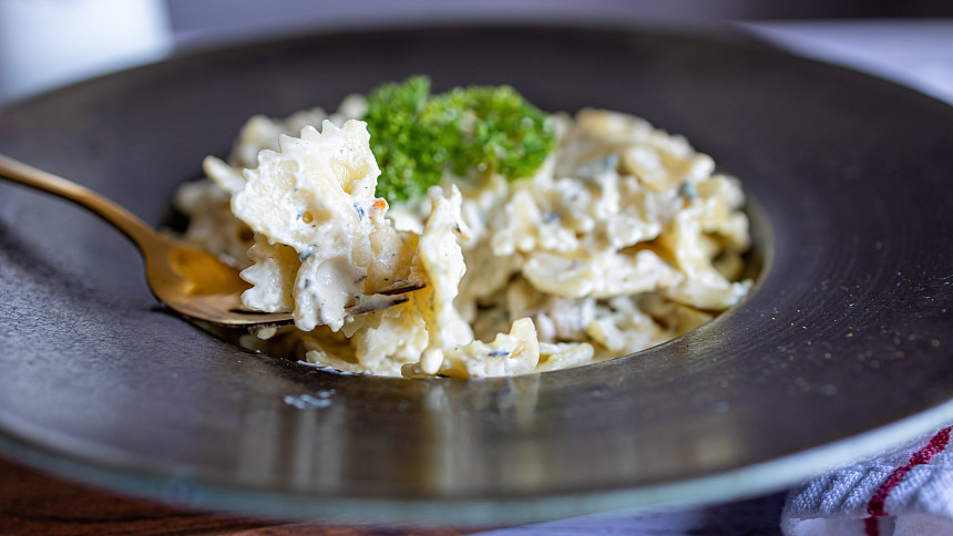 Sýrová omáčka: Poradíme, jak připravit chuťově výraznou omáčku a k čemu ji podávat