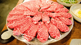 Wagyu maso: Patří mezi nejdražší na světě díky kvalitnímu chovu a krmení zvířat