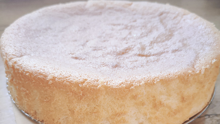 Jak na vysoký a nadýchaný piškot, který se nepropadne? Úspěch začíná už v míse