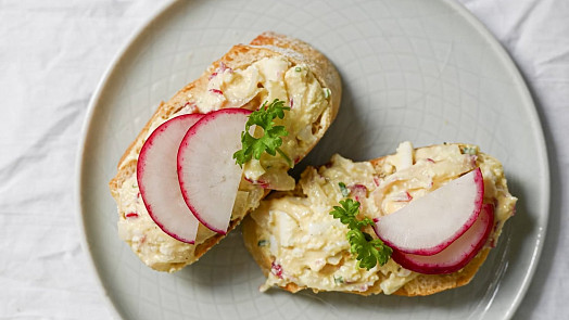 Ředkvičková pomazánka se sýrem podle videonávodu: Užijte si jaro plné barev a vitaminů