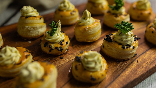 Amuse-bouche z listového těsta je maličký předkrm. Vychutnejte si ho s pomazánkou