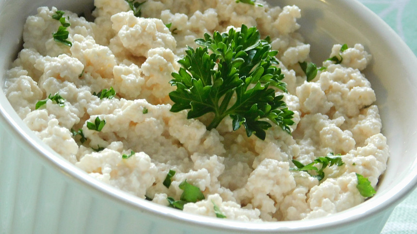 Domácí cottage je rychle hotový a báječně chutná. Ohromte rodinu vlastním sýrem