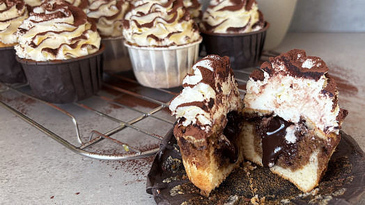 Italské tiramisu je lahodné i ve formě cupcaků. Zkuste je podle videonávodu