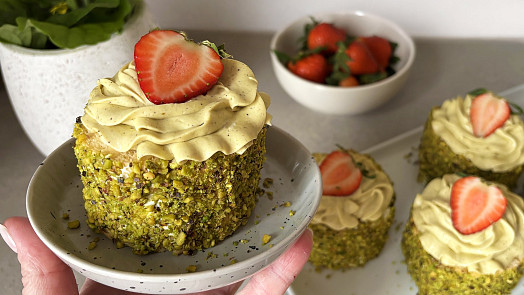 Pistáciové dortíky s jahodami vás nadchnou. Videonávod ukáže, jak jsou snadné