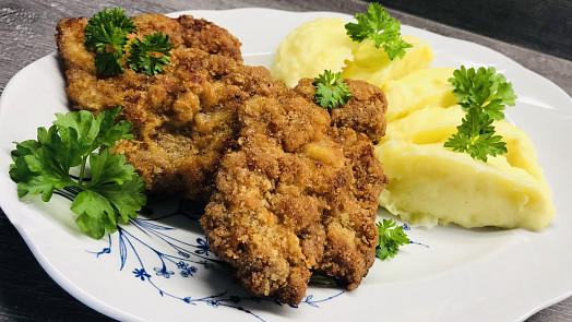 Víte, kdy osolit řízky? Správným načasováním ovlivníte chuť i šťavnatost masa