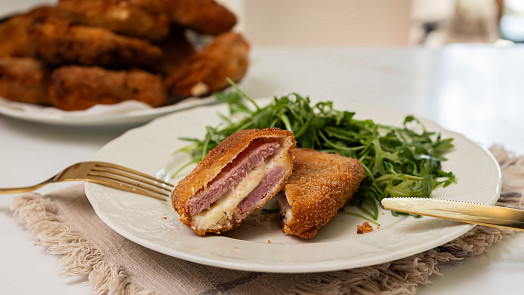 Maminčiny uzené řízky: Připravte s videem rychlou smaženou specialitu plněnou sýrem