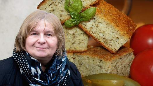 Znáte litinu? Oblíbený kynutý bramborák pekly babičky vždycky v troubě v pekáči