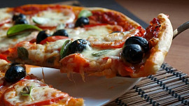 15 receptů na pizzu, kterou zvládne každý: Když máte dobré těsto, zdobení už je hračka