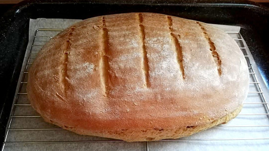 Chleba: Výborně chutná čerstvý, ale využijeme ho až do posledního kousku