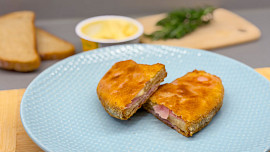 Smažená rychlovka podle videoreceptu. Stačí starší chleba, šunka a taveňák