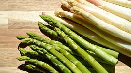 Jaký je rozdíl mezi bílým a zeleným chřestem? Není to jen v jeho barvě