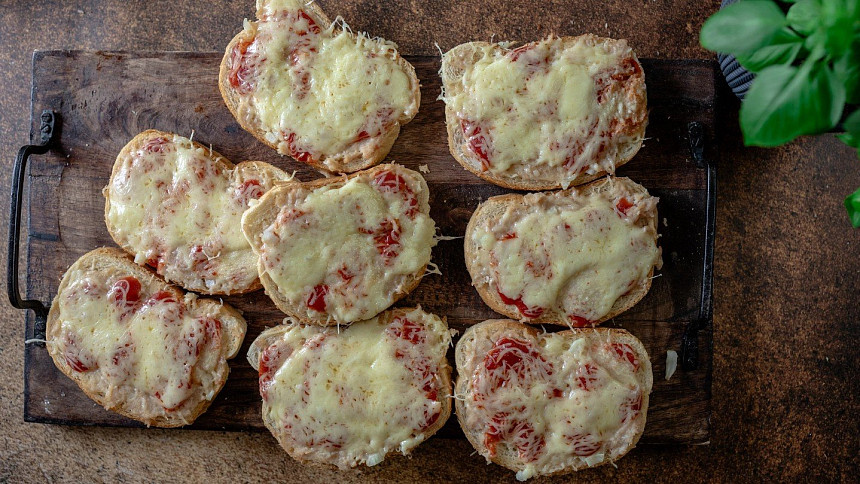 Zapečené tousty: Na teplých chlebíčcích si pochutnáte ráno i večer. Zkuste je s námi