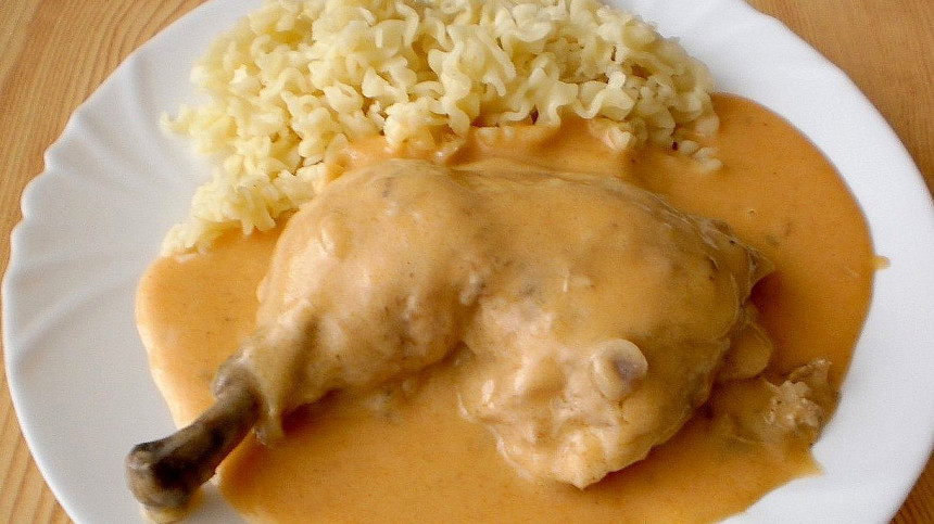 Jak dlouho dusit kuře na paprice? Záleží na druhu kuřecího masa, které připravujeme