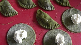 Jak ještě využít nedlouhou sezónu kopřiv? Udělejte z nich domácí zelené těstoviny