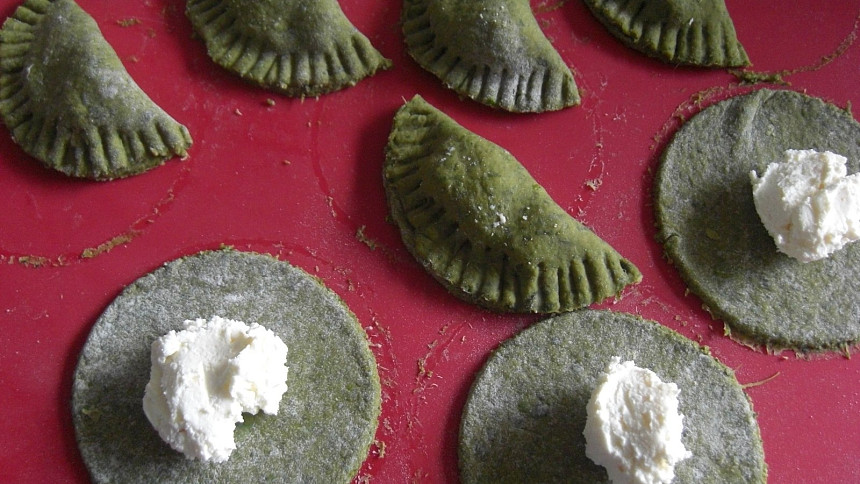 Jak ještě využít nedlouhou sezónu kopřiv? Udělejte z nich domácí zelené těstoviny