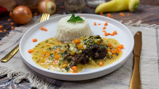 Pomalé dušení masa v troubě zajistí dokonale šťavnaté a rozpadající se kousky