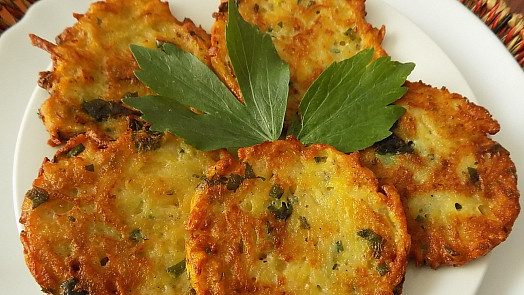 Jogurtové bramboráčky s libečkem: Dejte novou svěží chuť jara tradičnímu pokrmu