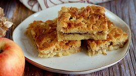 Luxusní hraběnčiny řezy jsou krásně vláčné a plné jablek. Upečte poctivou českou klasiku