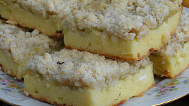 Rebarboru (reveň) do náplně koláčů je nutné předem připravit. Babičky to znaly