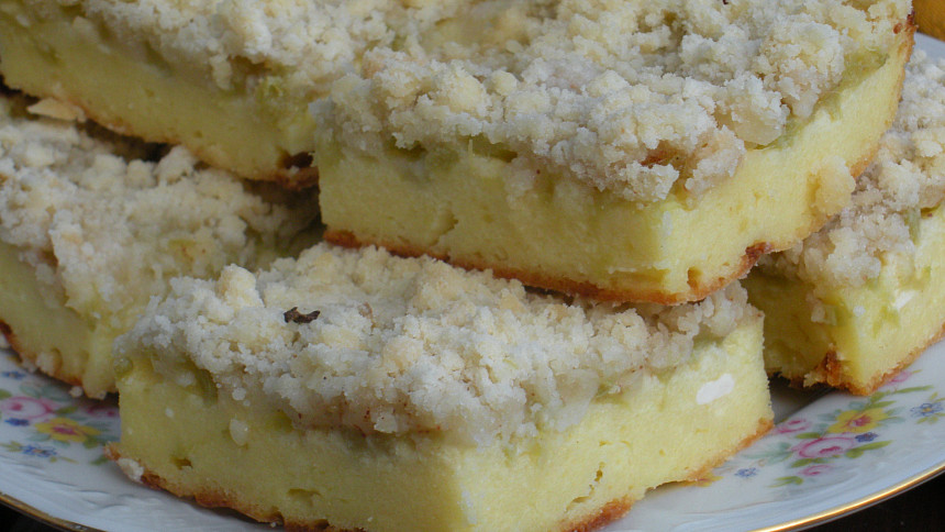 Rebarboru (reveň) do náplně koláčů je nutné předem připravit. Babičky to znaly