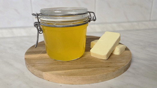 Využijte máslo v akci a vyrobte si přepuštěné máslo. S videonávodem to půjde snadno