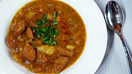 Jak zahustit buřtguláš? Využijte pár triků našich babiček, ať v hustém pokrmu stojí lžíce