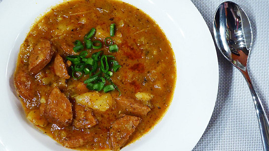 Jak zahustit buřtguláš? Využijte pár triků našich babiček, ať v hustém pokrmu stojí lžíce