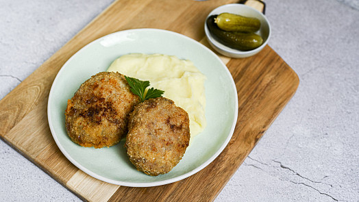 Křupavý navenek a božsky vláčný uvnitř: Víte, jak správně smažit holandský řízek?