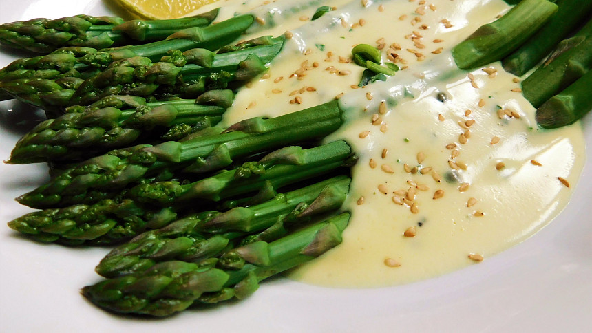 Jak vařit chřest? Zatímco zelený je rychlovka, bílý vyžaduje více času i péče