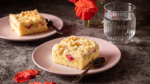 Hrnkový koláč s rebarborou: Připravte šťavnatý, lehoučký moučník přímo k nakousnutí