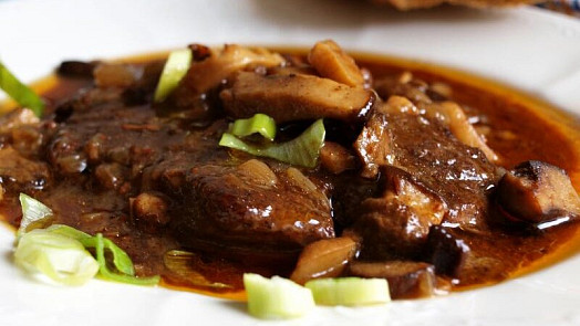 Dušené hovězí maso musí být tak měkké, aby se dalo krájet lžící. Naučíme vás to