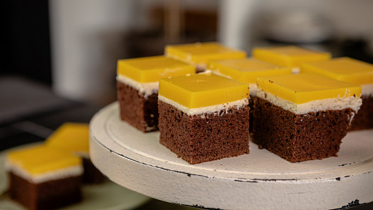 Moučník na neděli: Dokonalé spojení kakaového korpusu s tvarohem a pomerančovým želé