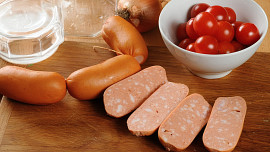 Buřty a špekáčky milujeme pečené, dušené i grilované. Jaký je mezi nimi rozdíl?