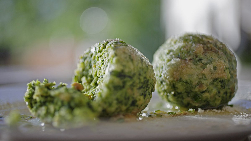 Kopřivové knedlíčky: Připravte si jednoduchou jarní dobrotu z obyčejných surovin