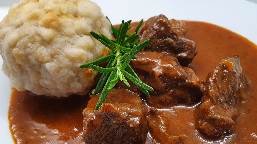 Začátečníci někdy váhají, jakou část masa koupit na guláš. Rádi jim poradíme