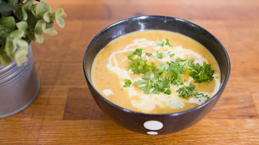 Mrkvovou polévku s muškátovým oříškem vařily naše babičky. Chutí a barvou je nedostižná